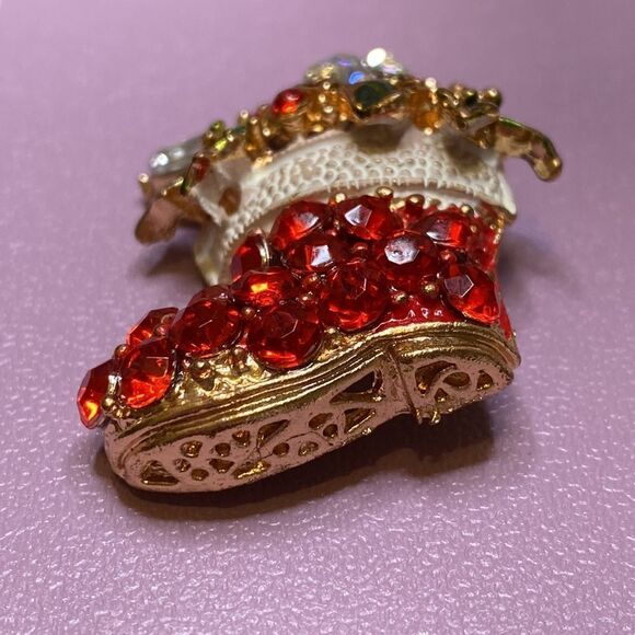 💛 Gold Tone Christmas Bootie Crystal Brooch - Picture 4 of 8